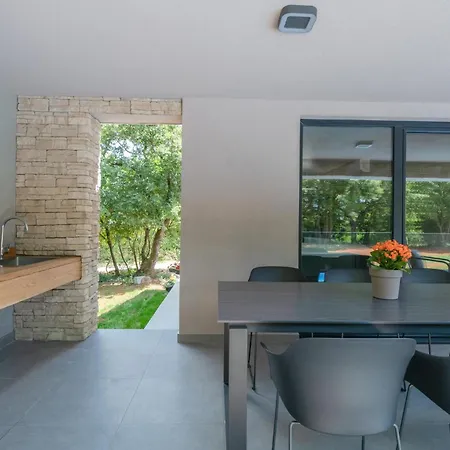 Amazing In With Outdoor Swimming Pool *