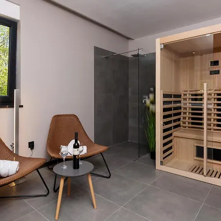 Amazing In With Outdoor Swimming Pool Vakantiehuis *