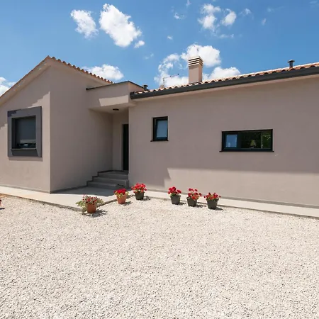 Vakantiehuis Amazing In With Outdoor Swimming Pool *